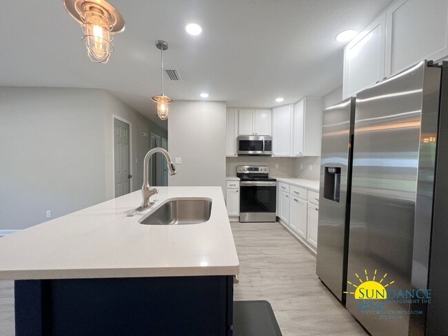Building Photo - Centrally located and renovated Fort Walto...