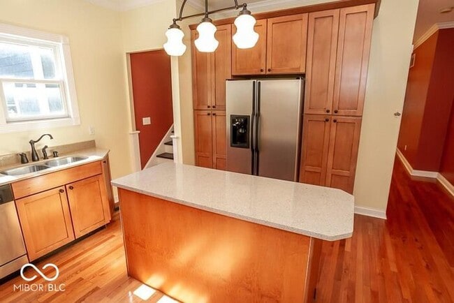 Building Photo - Sweet Spacious Townhome With Finished Base...
