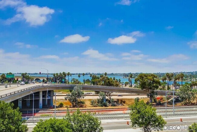 Building Photo - Charming & Spacious 2BD/2BA Condo in Bay P...