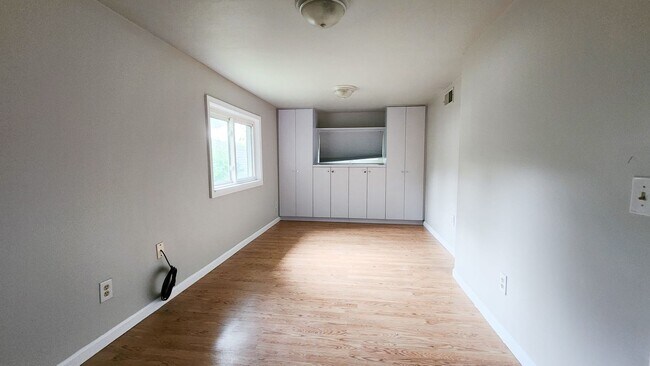 Building Photo - Lovely Cape Cod 3 Bedroom Home