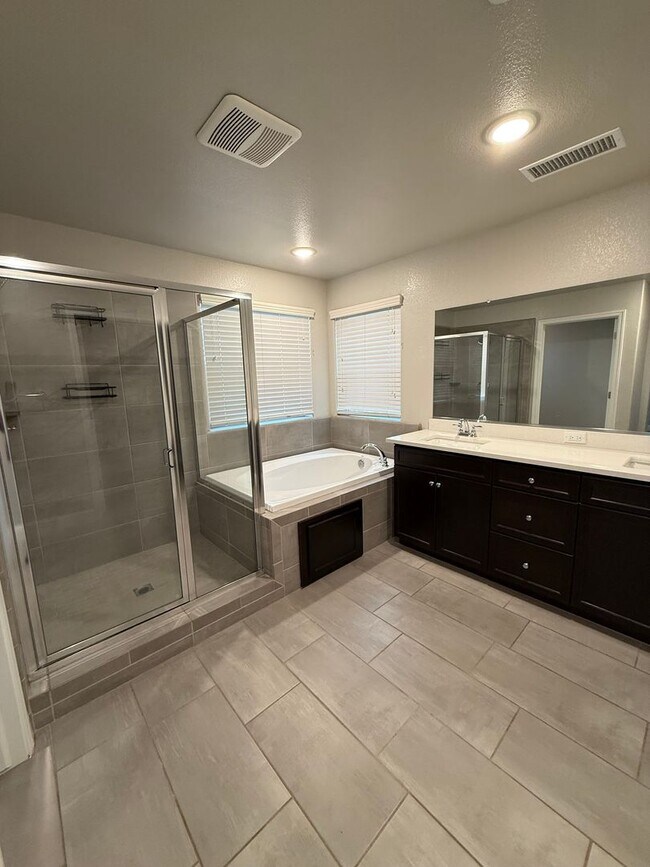 Building Photo - Charming 3-Bedroom Home in Family-Friendly 93727 Neighborhood