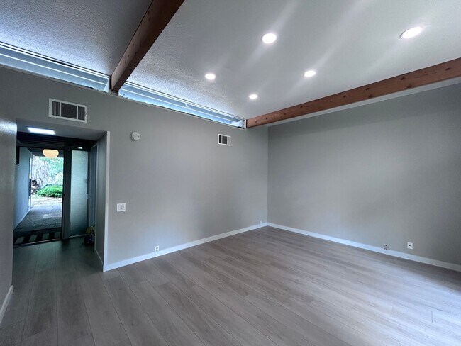 Building Photo - Three Bedroom Two Bathroom Home with Den/Home Office