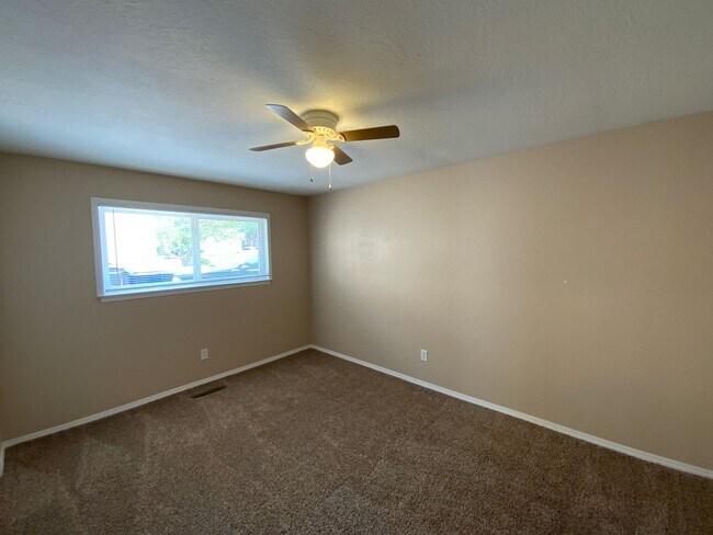 Building Photo - 3 Bedroom Single Story Home Available Near...