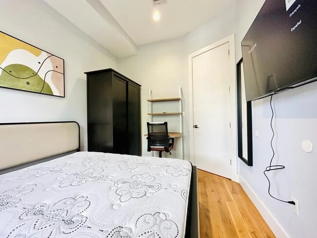 Building Photo - Private Bedroom in a 5 bedroom / 2 bathroo...