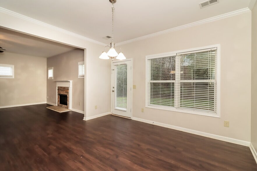 Building Photo - 27 Oakbrook Dr