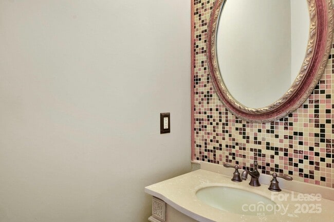 Building Photo - 1202 Coachman Dr