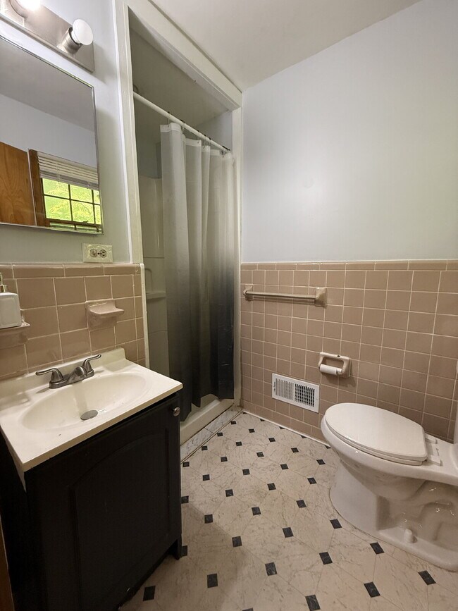 Building Photo - "Discover Comfort and Space: Charming 3-Bed, 2-Bath Home in Huntsville's Heart - 1808 Sq. Ft. of ...