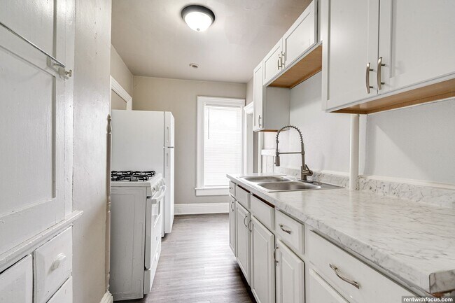 Primary Photo - 818/818A Bowen St