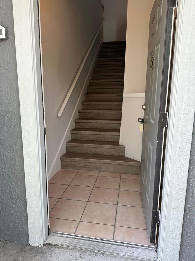 Building Photo - Beautiful and very large 2 bedrooms and 2 full baths Condo