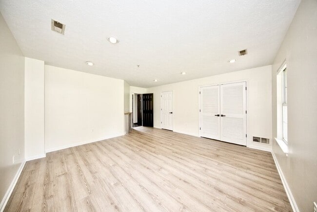 Building Photo - 130 Spencer Cir
