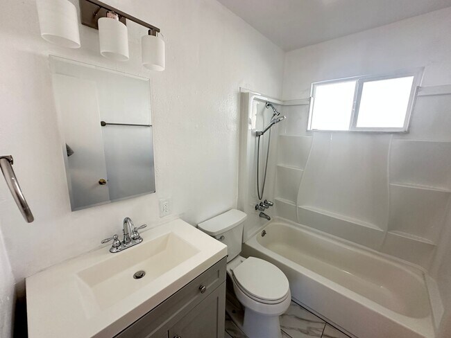 Building Photo - 3408