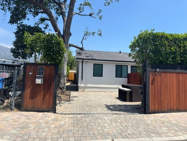 Primary Photo - Remodeled 3 Bed 3 Bath House with Jacuzzi ...