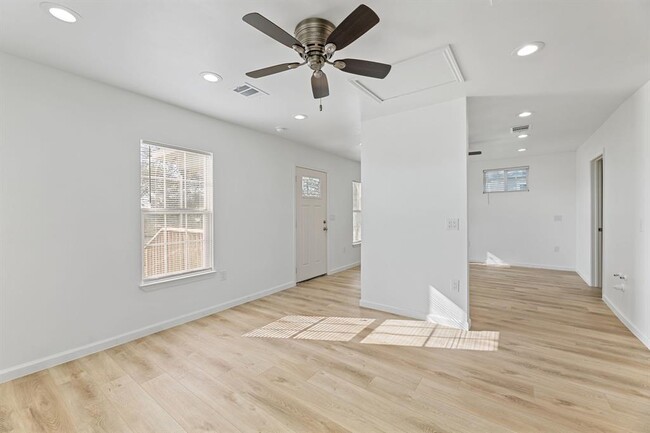 Building Photo - 603 E 3rd St