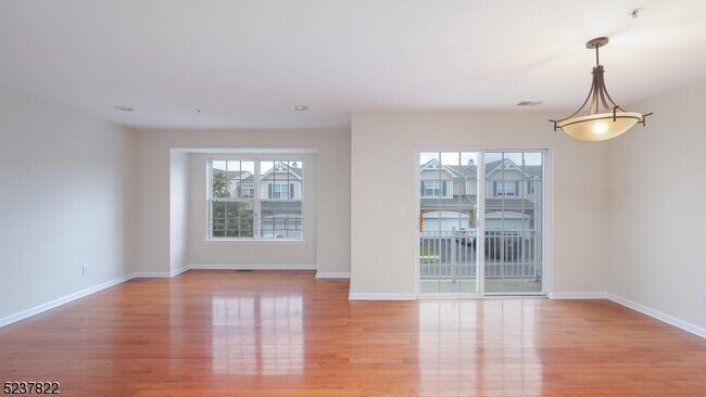 Building Photo - 1044 Shadowlawn Dr