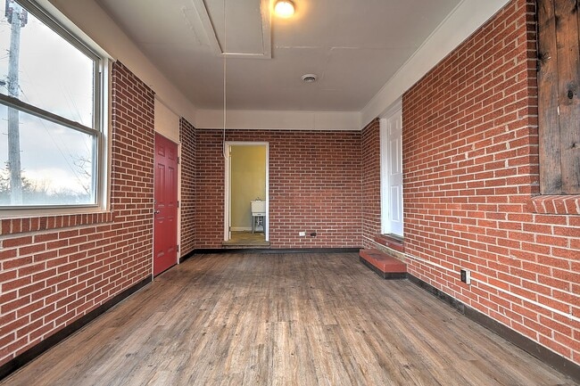 Building Photo - 108 Cottonwood Dr