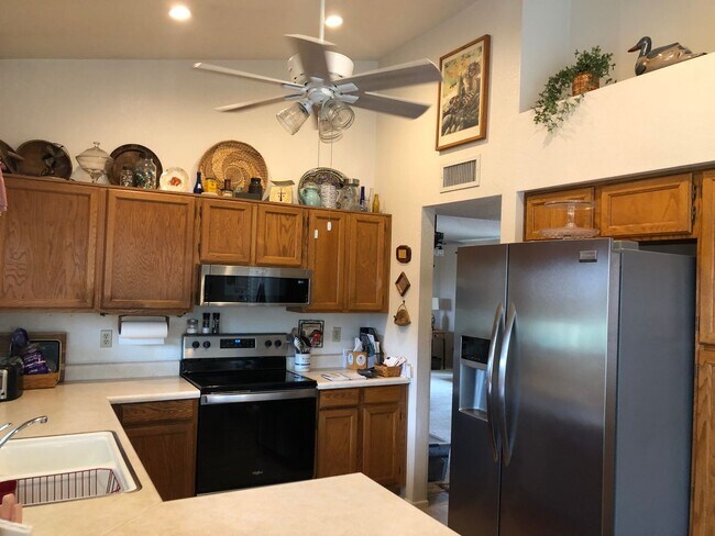 Building Photo - Welcome to this charming 2-bedroom, 2-bathroom home located in the desirable Leisure World a 45+ ...