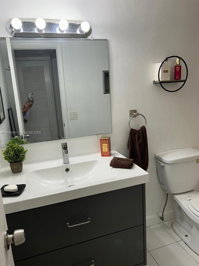 Building Photo - 541 Blue Heron Dr