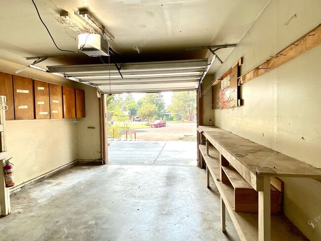 Building Photo - A Rare Find: Expansive NE Bend Home with E...