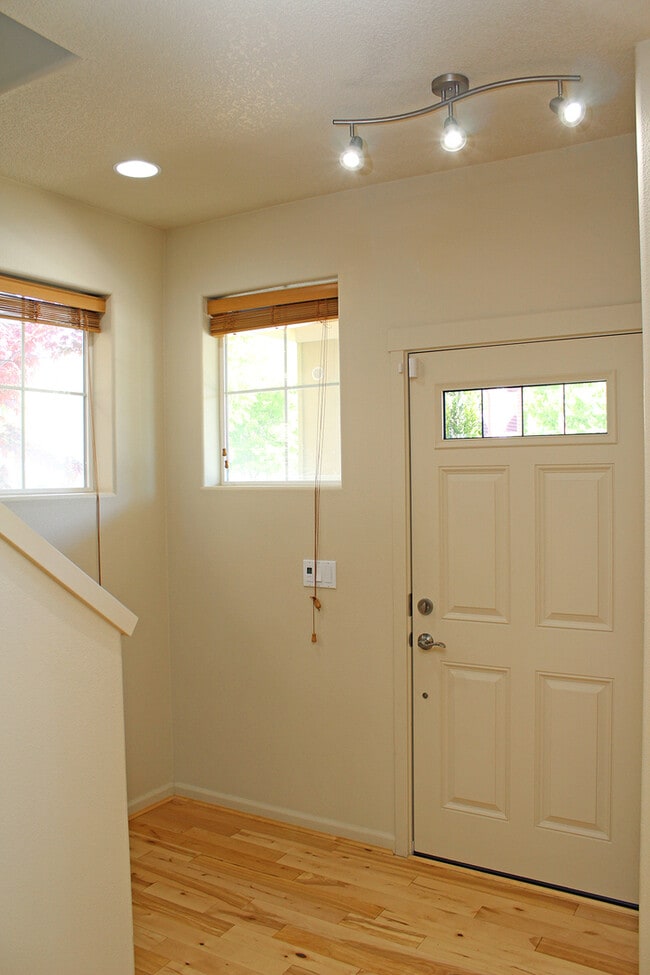 Building Photo - 321 NE Edgeway Drive