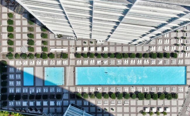 Building Photo - 495 Brickell Ave