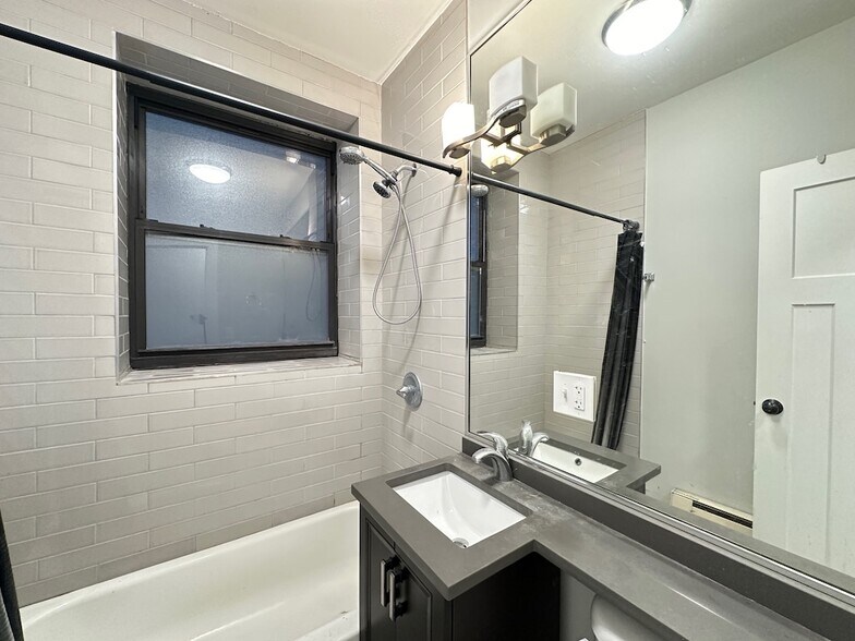 Building Photo - 712 W Brompton Ave