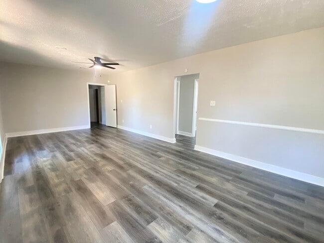 Building Photo - 2140 Silverdale Rd