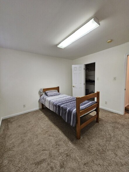 Building Photo - 1300 Lomond Dr