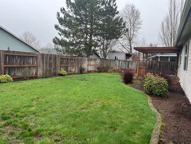 Building Photo - 3 Bedroom 2 Bath McMinnville OR