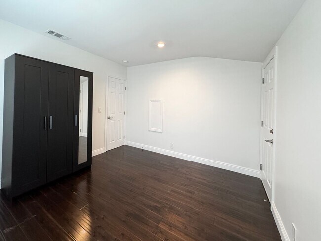Building Photo - Beautiful 4 Bedroom 3.5 Bathroom Home in t...
