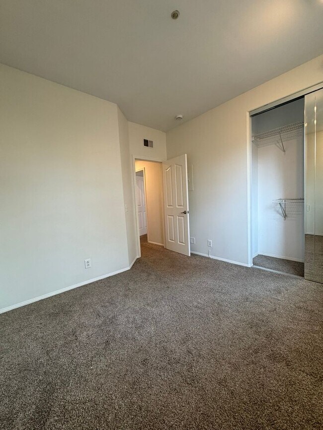 Building Photo - Spacious Tustin Condo with Private Patio