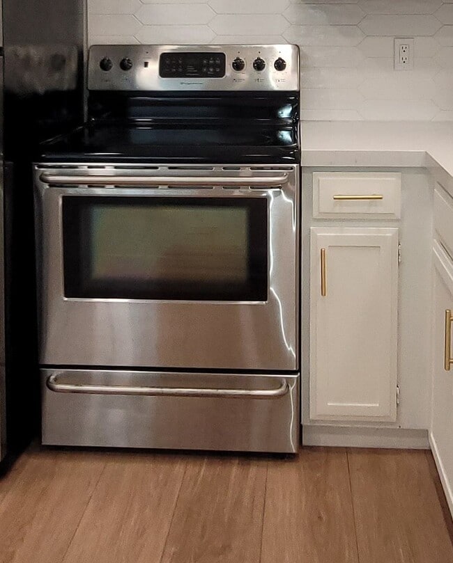 Building Photo - Upgraded townhome in central location !