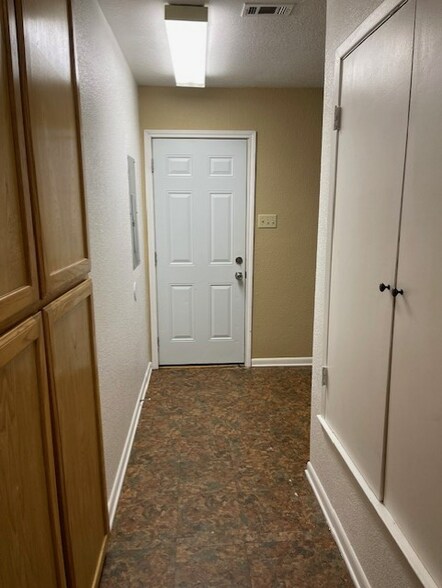 Building Photo - 622 Luxton St