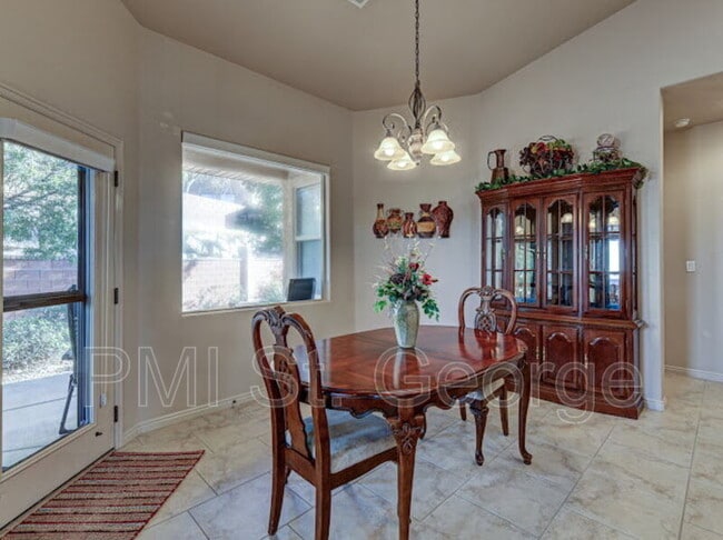 Building Photo - 621 Rolling Hills Dr