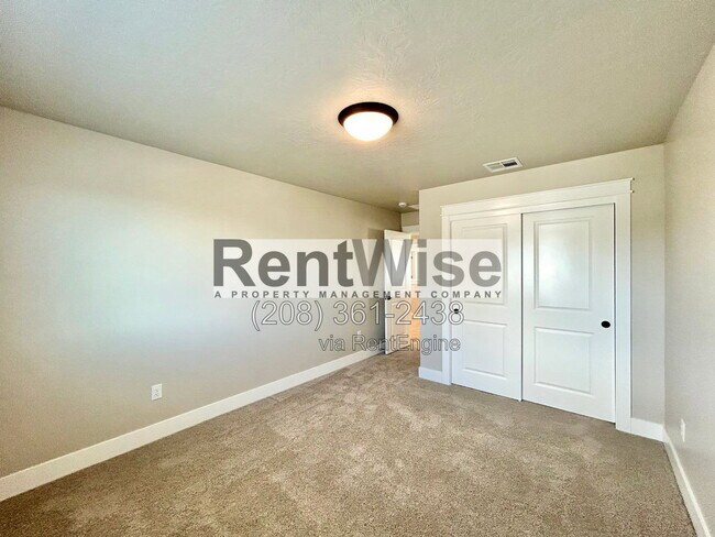 Building Photo - 5925 W Sprig Dr