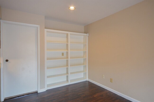 Building Photo - 12905 Woodforest Blvd