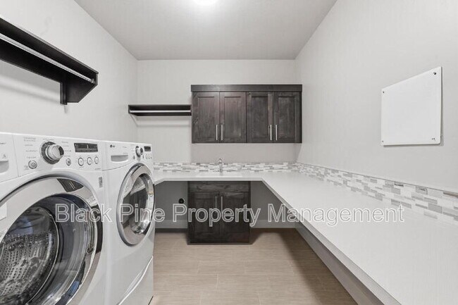 Building Photo - 3761 W Renhold Dr