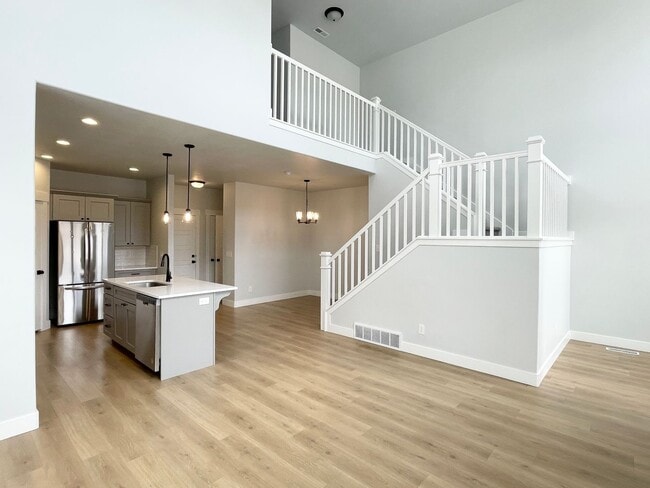 Building Photo - Awesome Corner Townhome at Mountain Ridge!