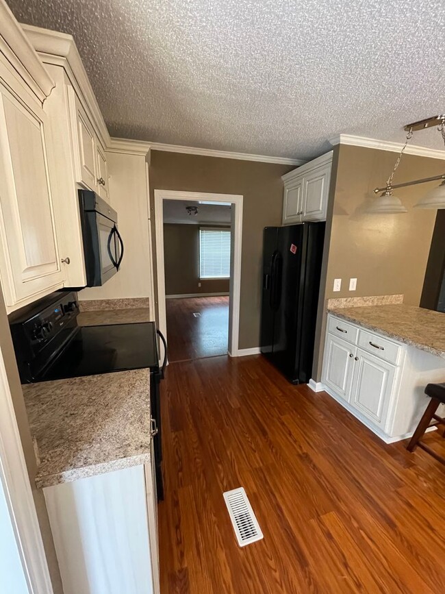 Building Photo - Newly Renovated 3 Bed, 2 Bath