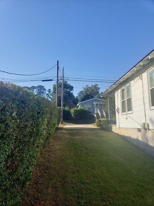 Building Photo - 2 Bedroom 1 Bath Home With Large Yard and ...