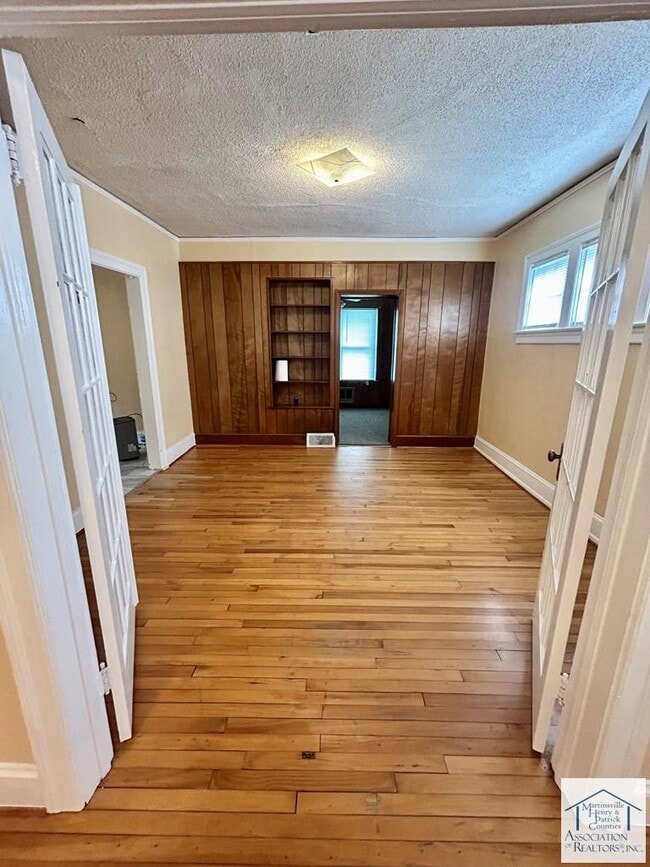 Building Photo - 2708 Riverside Dr