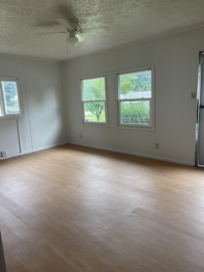 Building Photo - 887 Kickapoo Ave