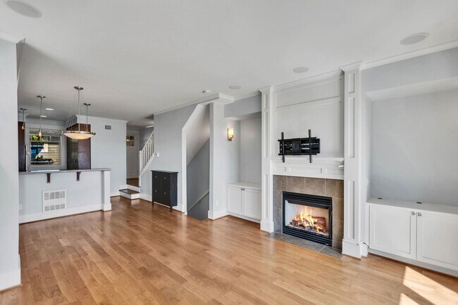 Building Photo - Spacious 3 Bed 2.5 Bath Townhome with Views and Two Parking Spaces – First Hill/Capitol Hill