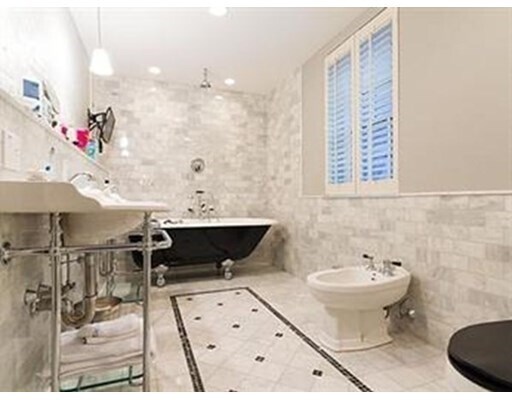 Building Photo - 14 Chestnut St