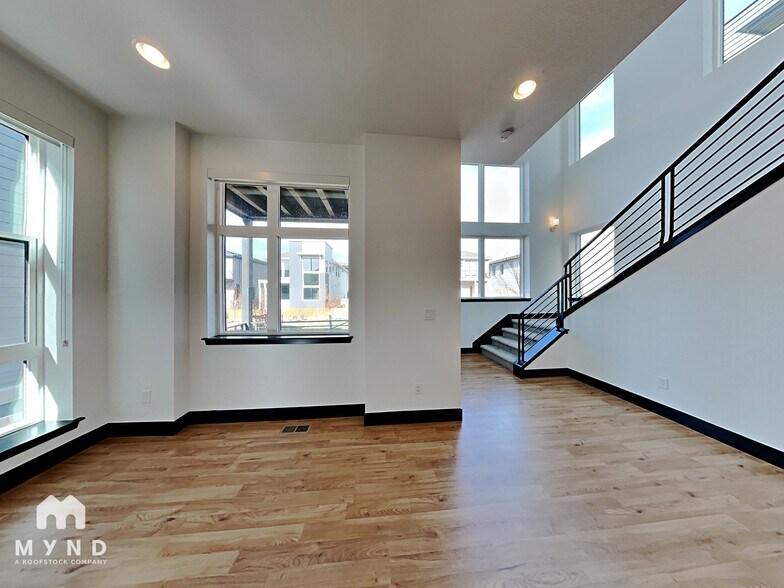 Building Photo - 5894 N Perth St