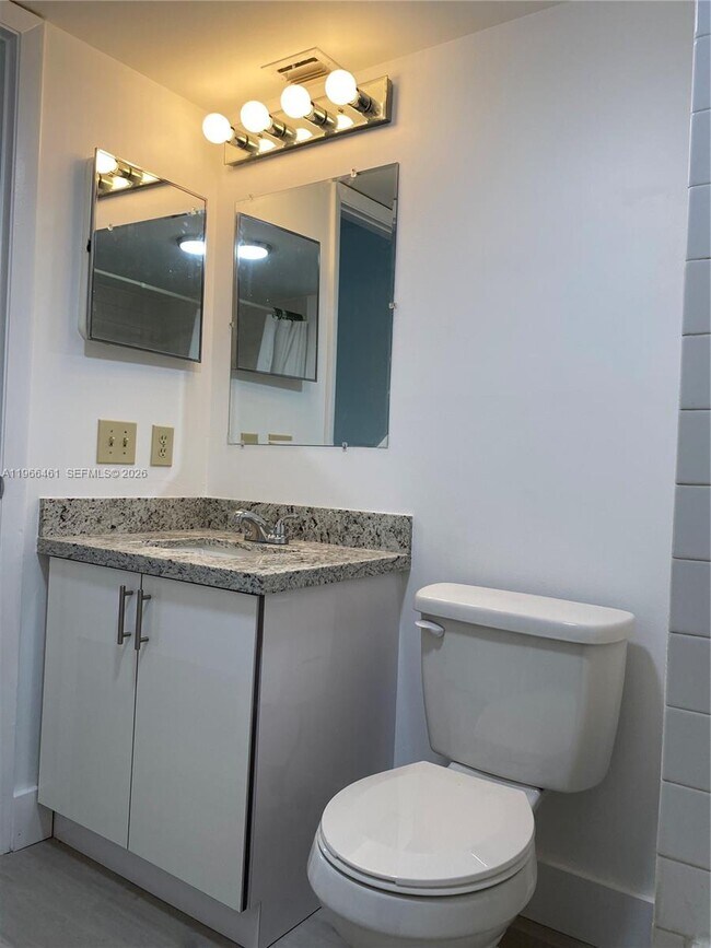 Building Photo - 1075 Riverside Dr