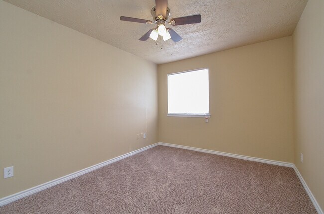 Building Photo - 3 BEDROOM TOWNHOME FOR LEASE IN LANGHAM CREEK