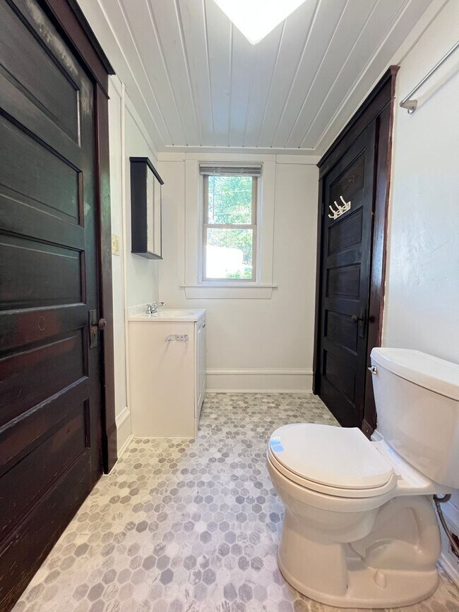 Building Photo - 2+ Bedroom Apartment - AVAILABLE AUGUST 1st!