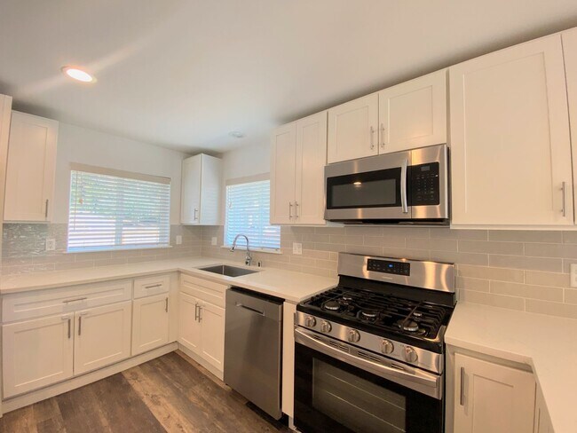 Building Photo - Vintage University Place Four Bedroom