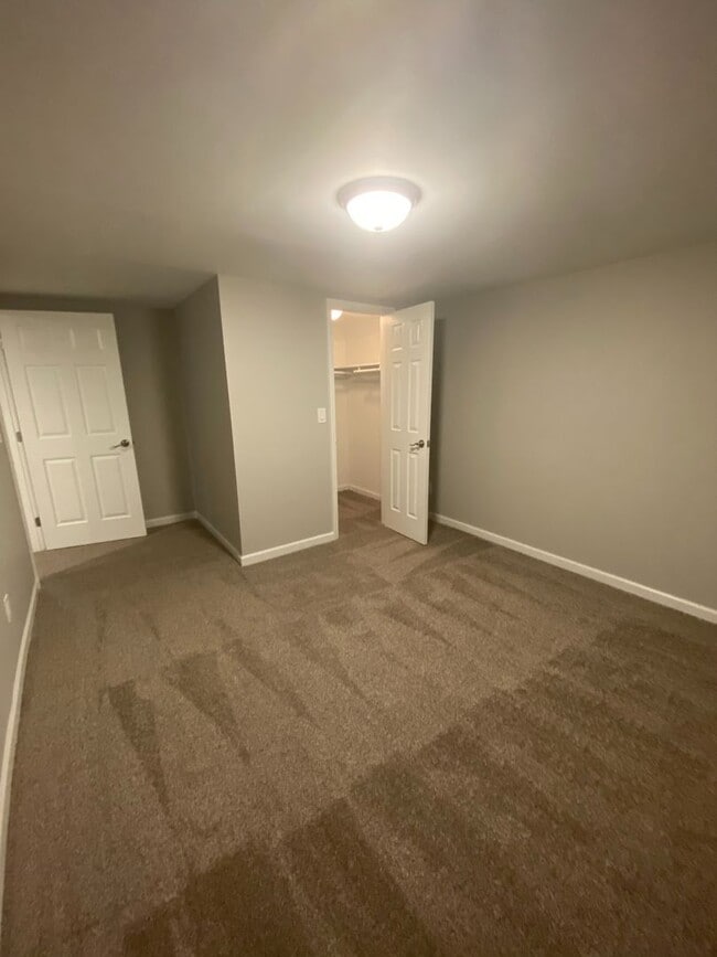 Building Photo - Spacious 4BR Townhome with Finished Basement & Community Amenities