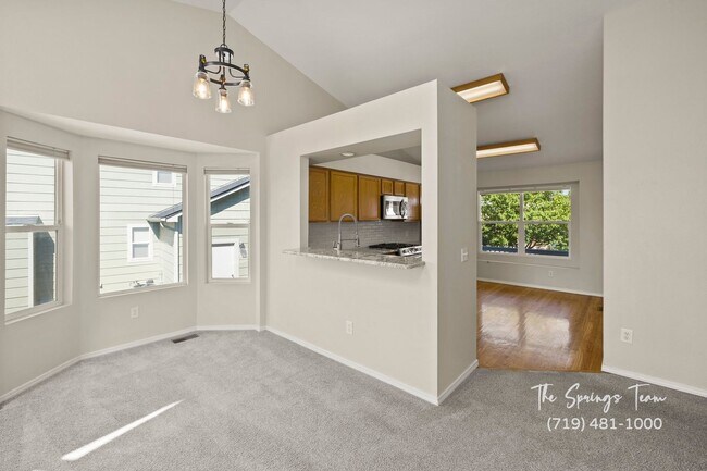 Building Photo - Spacious Ranch-Style 5-Bedroom in The Heig...